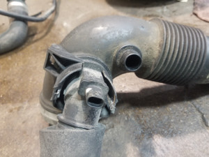 5 C BMW 13717605638 (USED) 13-71-7-605-638 1371 7605638 -03 MAHLE 70510167 517506-10 AT 1 KANAL Flansh-Stutzen OEM AIR INTAKE w-MAF FROM: D107273 2012 F10 528iX N20 BLACKSAPHIRE FITS: 2012-2018 LISTED VEHICLES