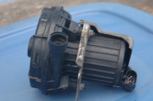 DD-8 BMW 11727571589 (USED) 11-72-7-571-589 OEM 11-72-7-571-589 POLUTION AIR PUMP FROM 2003 325i E46 FITS 2003-2010 VEHICLES