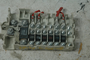 DD-19 BMW 61136924976 (USED) 61-13-6-924-976 OEM Fuse housing 8-fold w- FUSES no- COVER 61138370638 18002 17575 54 61.13-8 370 638 FITS E38 E39 '5 & '7 SERIES