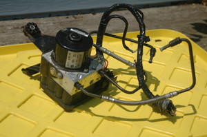 BMW 34512460441(USED) 34516752664 OEM Dynamic stability control PUMP & MODULE Ate ABH3H26B78 6765454 FROM: 325i 2003 FITS: E46 1999-2006
LOCATION:GARAGE RACK 1

FROM: E46 325i 2003 MANUAL 5 SPEED SEDAN
FITS:  E46 1999-2006