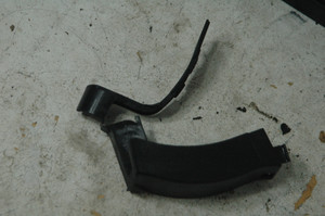 Porsche 7L59713418 (USED) 7L5-971-341-8 OEM REAR TAILGATE HATCH HINGE COVER TRIM FROM: 2006 Porsche Cayenne 4dr 6-Spd Manual 
7L59713418
FROM: 2006 Porsche Cayenne 4dr 6-Spd Manual