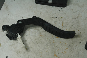 25 - DH Porsche 95542302340 (USED) VW 7L0723507B OEM GAS PEDAL w-SENSOR TESTED HELLA 6PV 008 026-24 FROM: 2006 Porsche Cayenne 4dr 6-Spd Manual