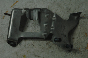 67 - DH Porsche 95531421011 (USED) VW 7L0 422 491 C 7L0422 491C OEM 955-314-210-11 POWER STEERING MOUNTING BRACKET 2003-2006 FROM: 2006 Porsche Cayenne 4dr 6-Spd Manual