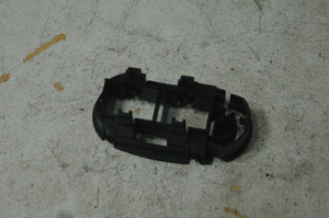 Porsche 95555140301 (USED) 95555140301A03  OEM VW 7L0937403A  ELECTICAL PLUG BRACKET FROM: 2006 Porsche Cayenne 4dr 6-Spd Manual
