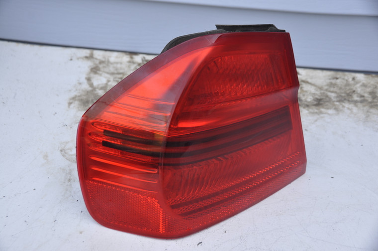 1) DH-10 BMW 63217161955 OEM Used TAIL LIGHT LEFT OUTER 27630 From: 2006 E90 330i SEDAN 63-21-7-161-955 63217161955 Euro All Parts