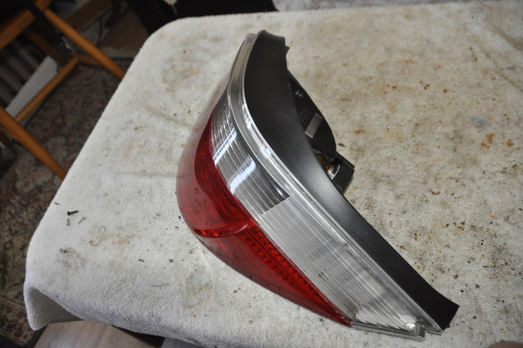 1) DD-26 BMW OEM 7165740 63217165740 OUTER PASSENGER TAIL LIGHT WHITE TOP HELLA 158238-03 63217180516 63217361594 63216923302 63216910798 From: E60 530i 2004 VIN: CR57076 E60 Euro All Parts