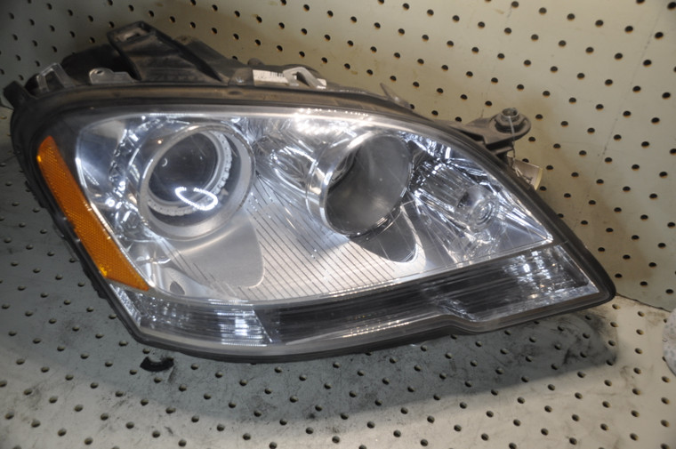 1) Mercedes Benz OEM 164-820-36-61 164-820-36-61 USED RIGHT HEAD LIGHT ASSEMBLY 10246070841 A1648203659 1Z 263064-56 164-820-36-61 Fits: W154 GL450 2007 & other listed vehicles Euro All Parts