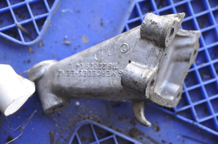 1) DD-15 MERCEDES BENZ 1192232904 OEM 119-223-29-04 (USED) ENGINE MOUNT RIGHT 1994 W124 E500 Euro All Parts