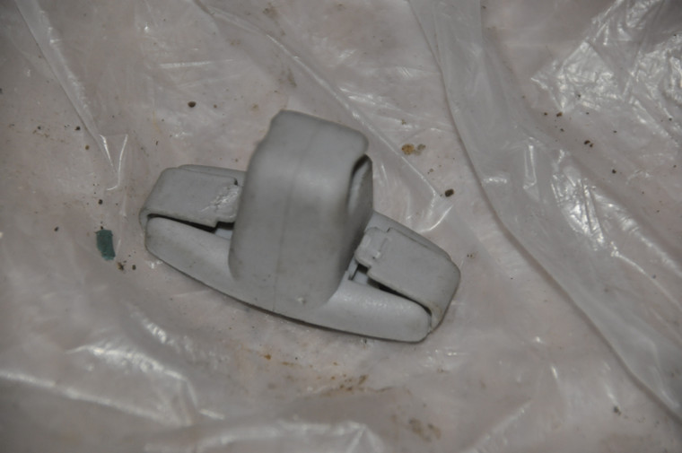 1) DD BMW 51168219048 OEM 51-16-8-219-048 (USED) GRAY SUN VISOR CLIP E36 FROM 1997 328i SEDAN Euro All Parts