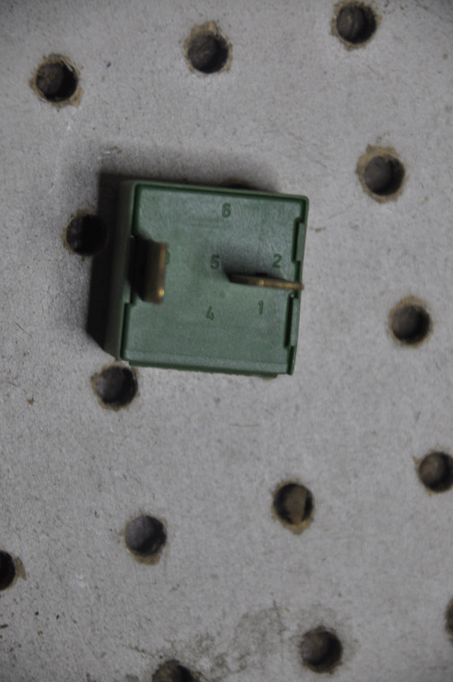 3) DD GM 90491246 OEM PA6BF15 USED 2-FLAT PRONG RELAY EIS00281462 SWF 1995 OPEL OMEGA Euro All Parts