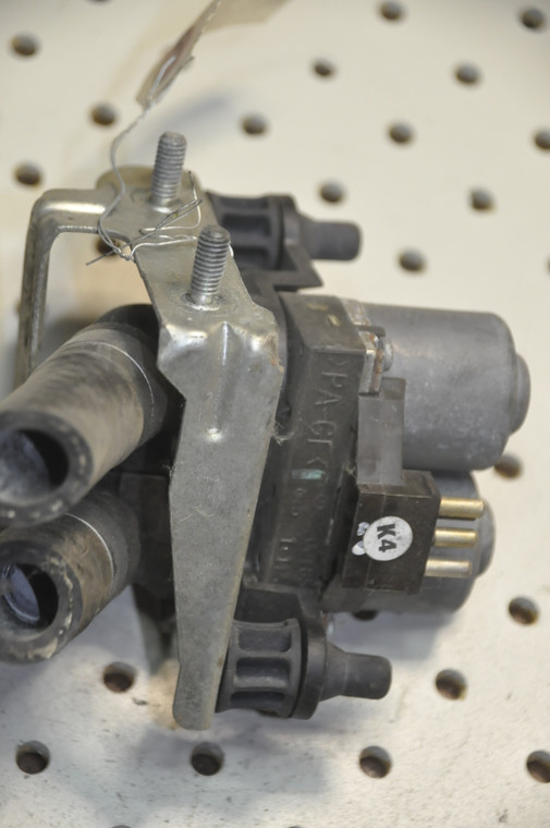 1) Mercedes Benz OEM 126-830-07-84 USED VALVE 1999 E320 W210 HEATER Fits: W210 E320 1999 & other listed vehicles Euro All Parts