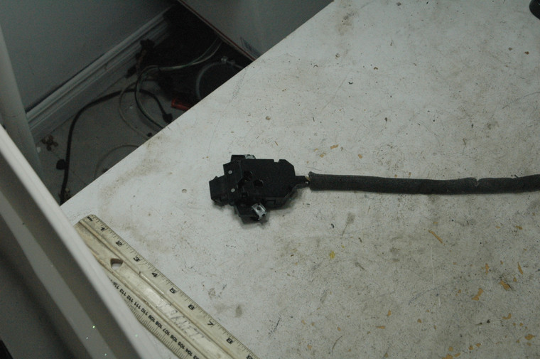 4 - DH Porsche 955-552-128-00 (USED) 95555212800 OEM 5C7-857-147-B-H67 GLOVE BOX LATCH w- LOCK & CYLINDER TESTED FROM: 2006 Porsche Cayenne 4dr 6-Spd Manual