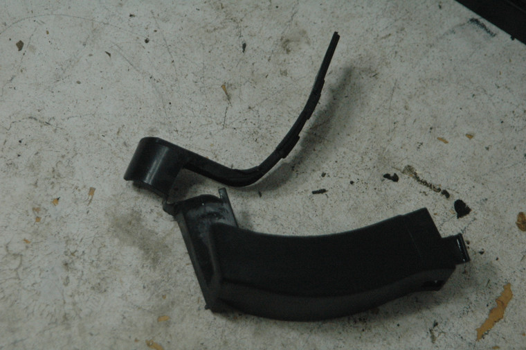 Porsche 7L59713418 (USED) 7L5-971-341-8 OEM REAR TAILGATE HATCH HINGE COVER TRIM FROM: 2006 Porsche Cayenne 4dr 6-Spd Manual 
7L59713418
FROM: 2006 Porsche Cayenne 4dr 6-Spd Manual