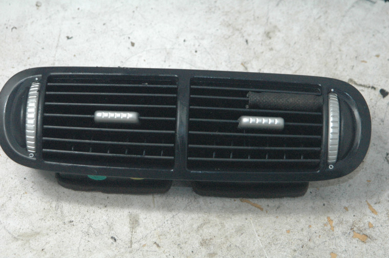 12 - DH Porsche 955-552-263-03-A03 (USED) 7L5.919.727A OEM TESTED CABIN CENTRE DASH AIR VENT BLACK FROM: 2006 Porsche Cayenne 4dr 6-Spd Manual