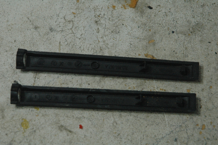 Porsche 9555213370101c (USED) 955-521-338-01-01C OEM VW  7L0881097A  SEAT RAIL COVER BLACK 2003-2010 FROM: 2006 Porsche Cayenne 4dr 6-Spd Manual