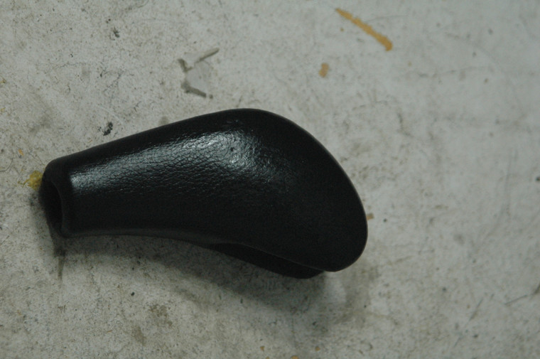 96 - DH Porsche 95542606900pcs (USED) VW 7L5719139 A OEM BLACK LEATHER SHIFTER knob TRIM 2003-2010 FROM: 2006 Porsche Cayenne 4dr 6-Spd Manual