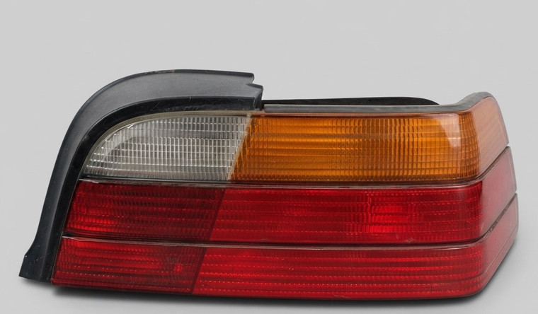BMW 63218353270 Genuine OEM 63-21-8-353-270Tail light Outter Right(TESTED) Yellow Top SIX MALE PRONG PLUG