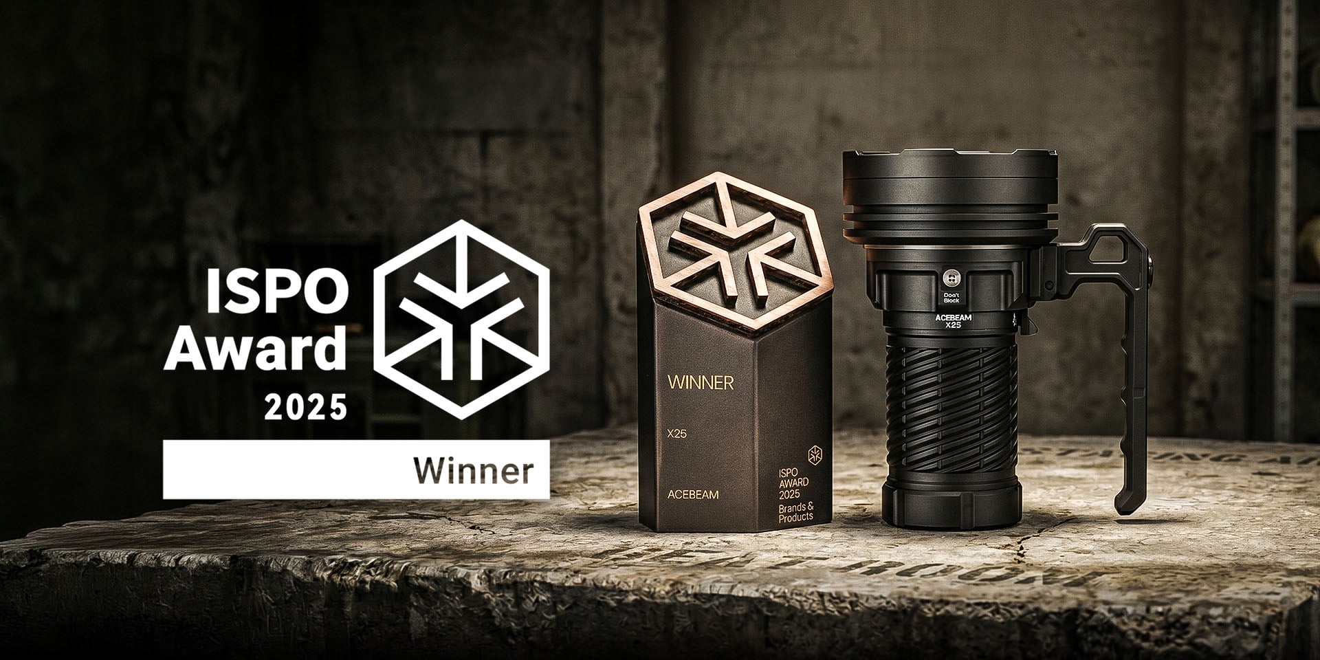 Acebeam X25 flashlight next to the ISPO Award 2025 Winner trophy, highlighting its recognition.