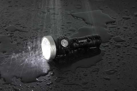 Manker U22 III Compact 2300 lumen 1000m throw rechargeable LED torch