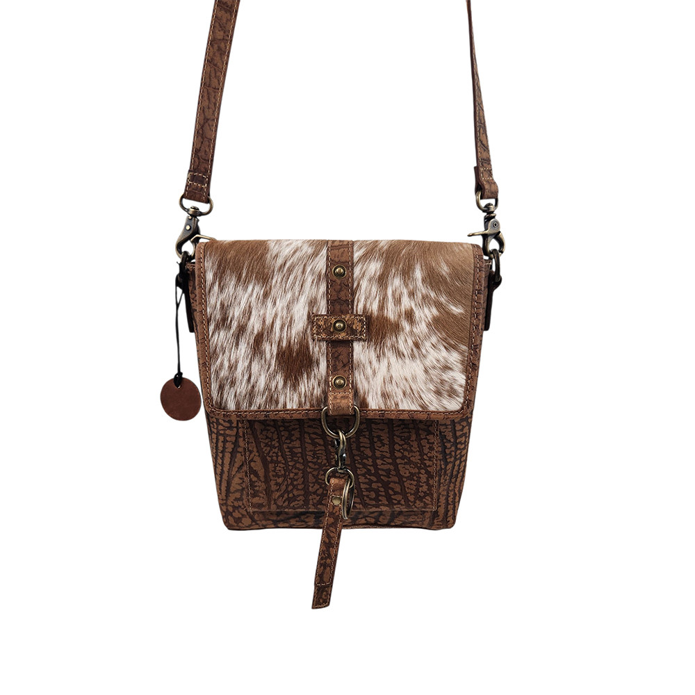 Mesa Terra Myra Bag leather crossbody bag close up picture. 