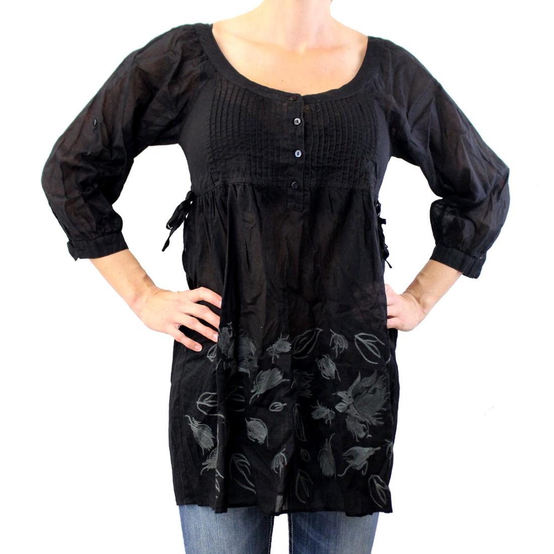 Black tunic with embroidered flowers by Mororeno.