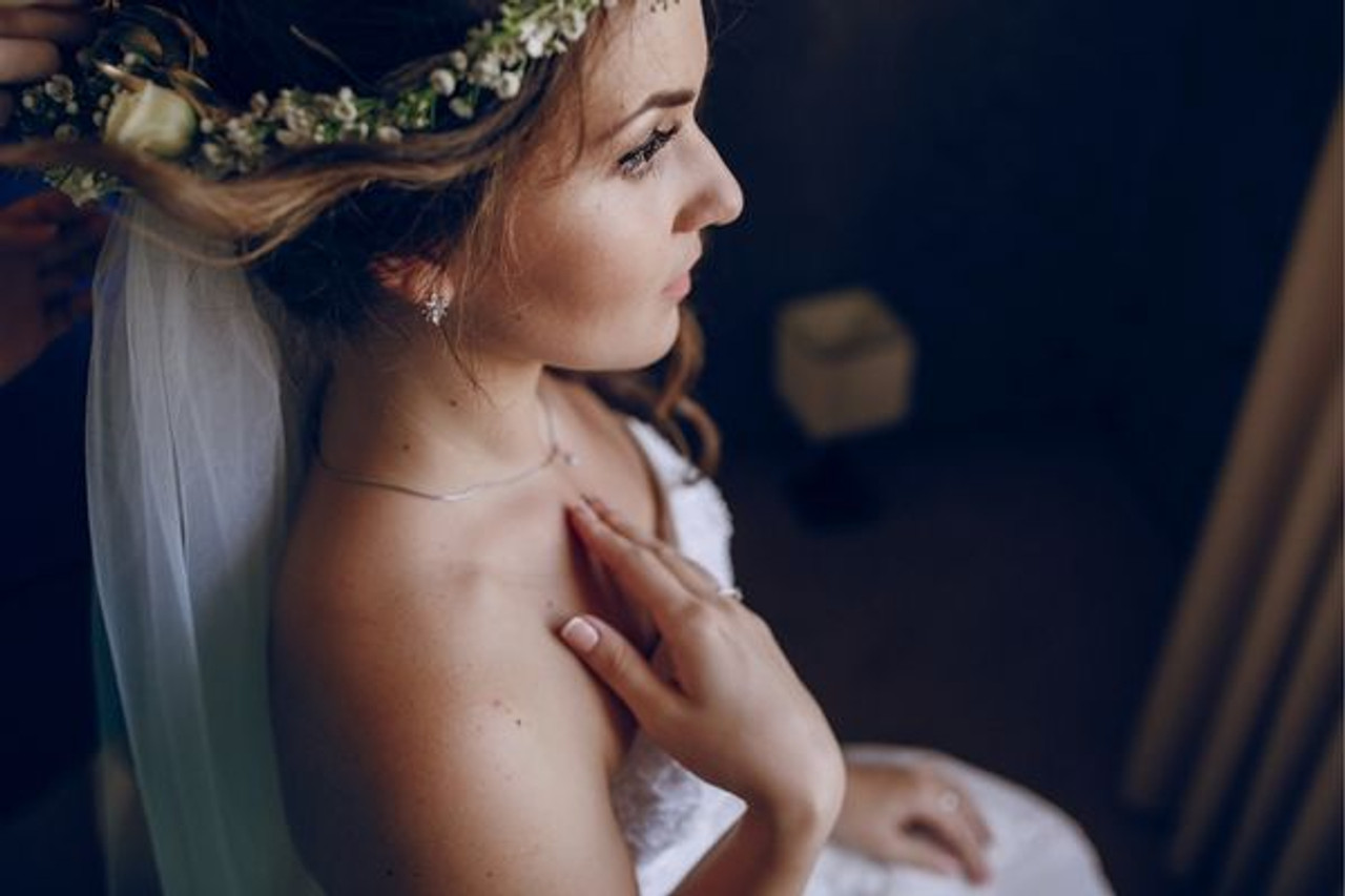 How to Choose Bridal Jewellery to Compliment Your Wedding Dress