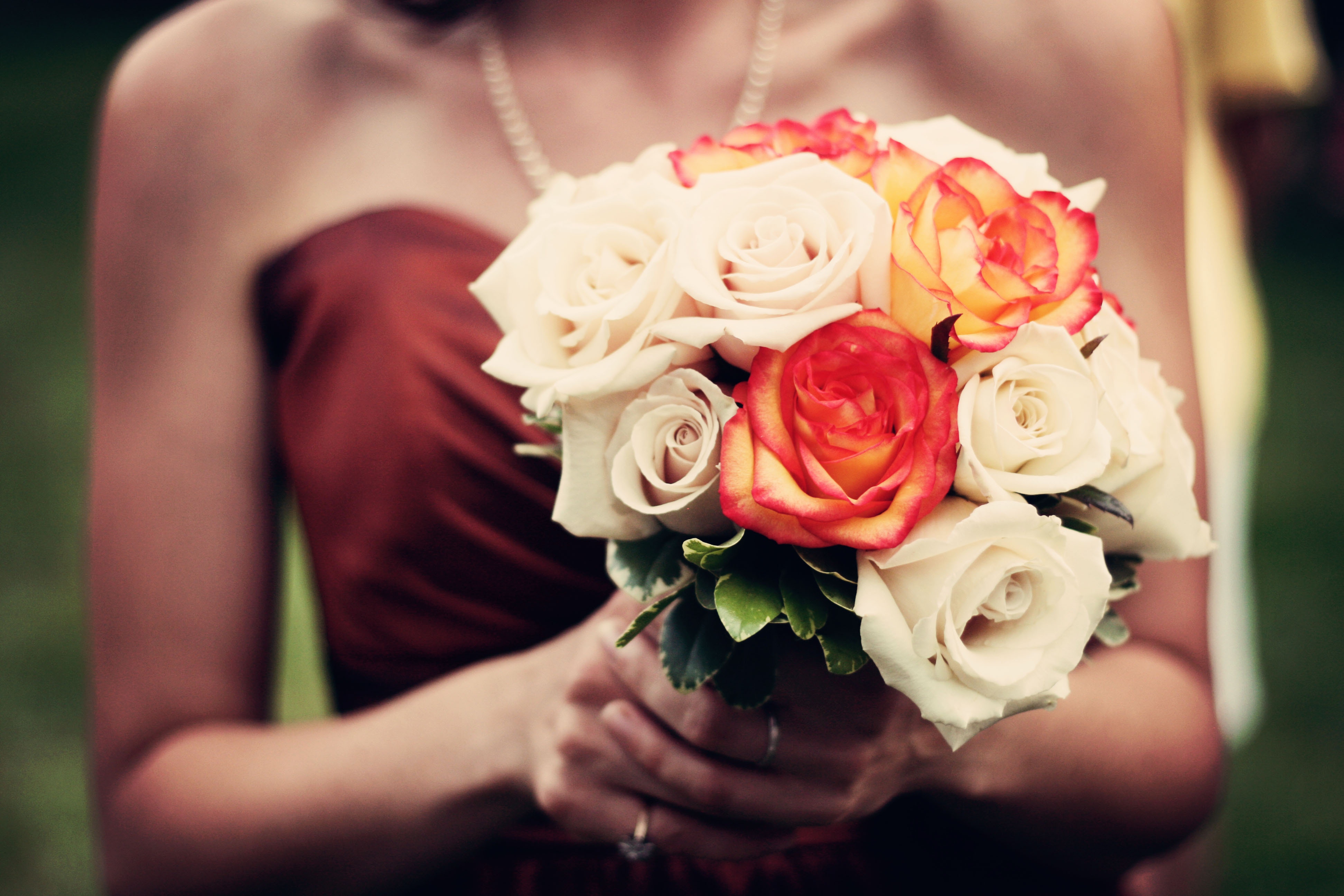 Какие розы дарят девушкам. Женщина с цветами. Красивый букет в руках. Женщина с цветами в руках. Девушка с букетом роз.