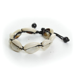 Cowrie Shell Bracelet: Black Bead