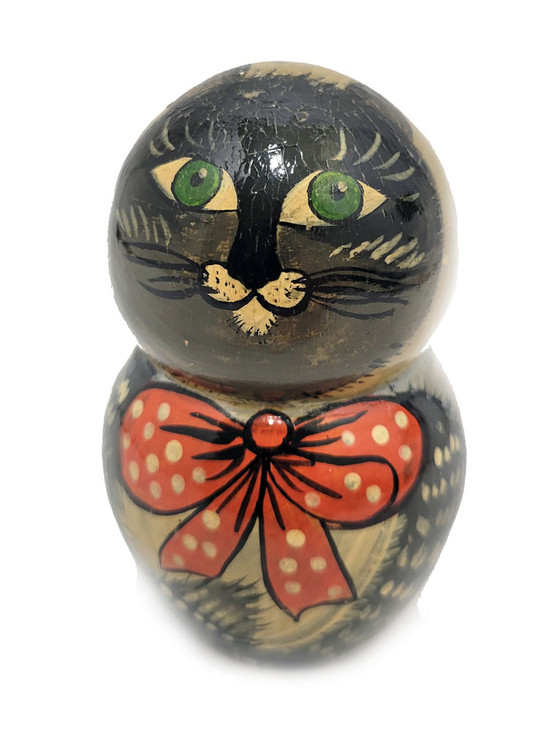 Cat and Kittens Vintage Counting Toy. Green-eyed cat with a polka-dot ribbon necktie opens to reveal three tiny kittens. Made in Sergiev Posad or, more likely, Polkh Maidan.