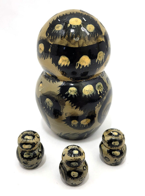 Cat and Kittens Vintage Counting Toy. Green-eyed cat with a polka-dot ribbon necktie opens to reveal three tiny kittens. Made in Sergiev Posad or, more likely, Polkh Maidan.
