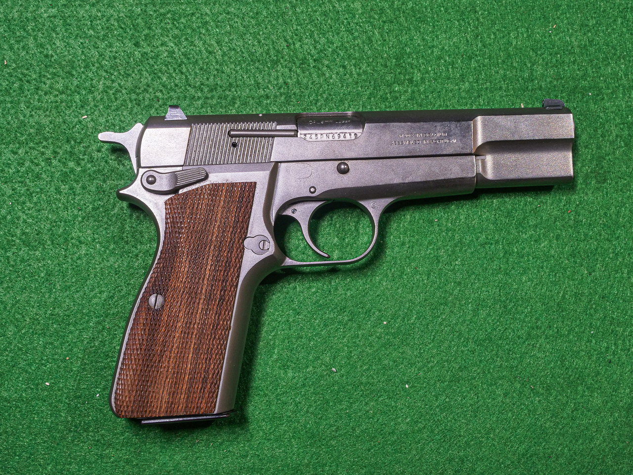 Poignées Browning Hi Power MK I II III/Springfield Sa 35, Girsan MC P35, Regent Br 9 en Noyer compatibles