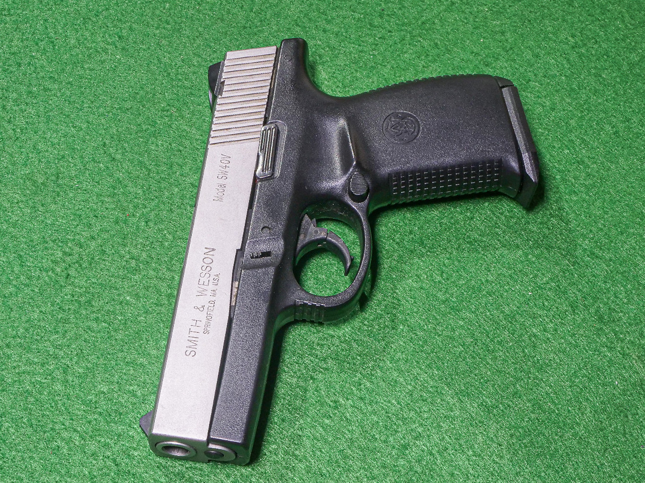 Smith & Wesson - Model SW40V, .40 S&W. 4