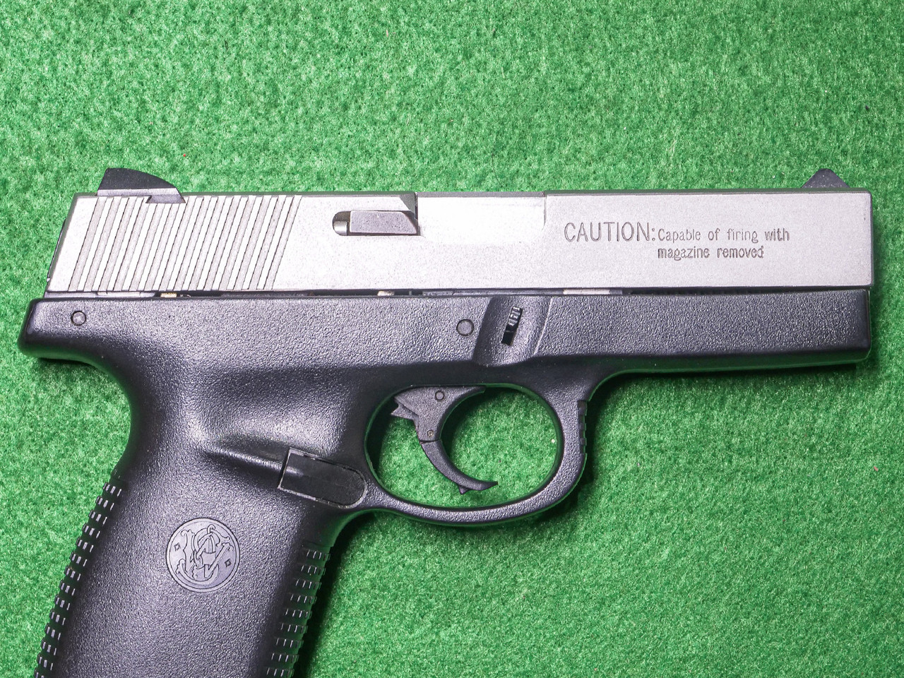 Smith & Wesson - Model SW40V, .40 S&W. 4
