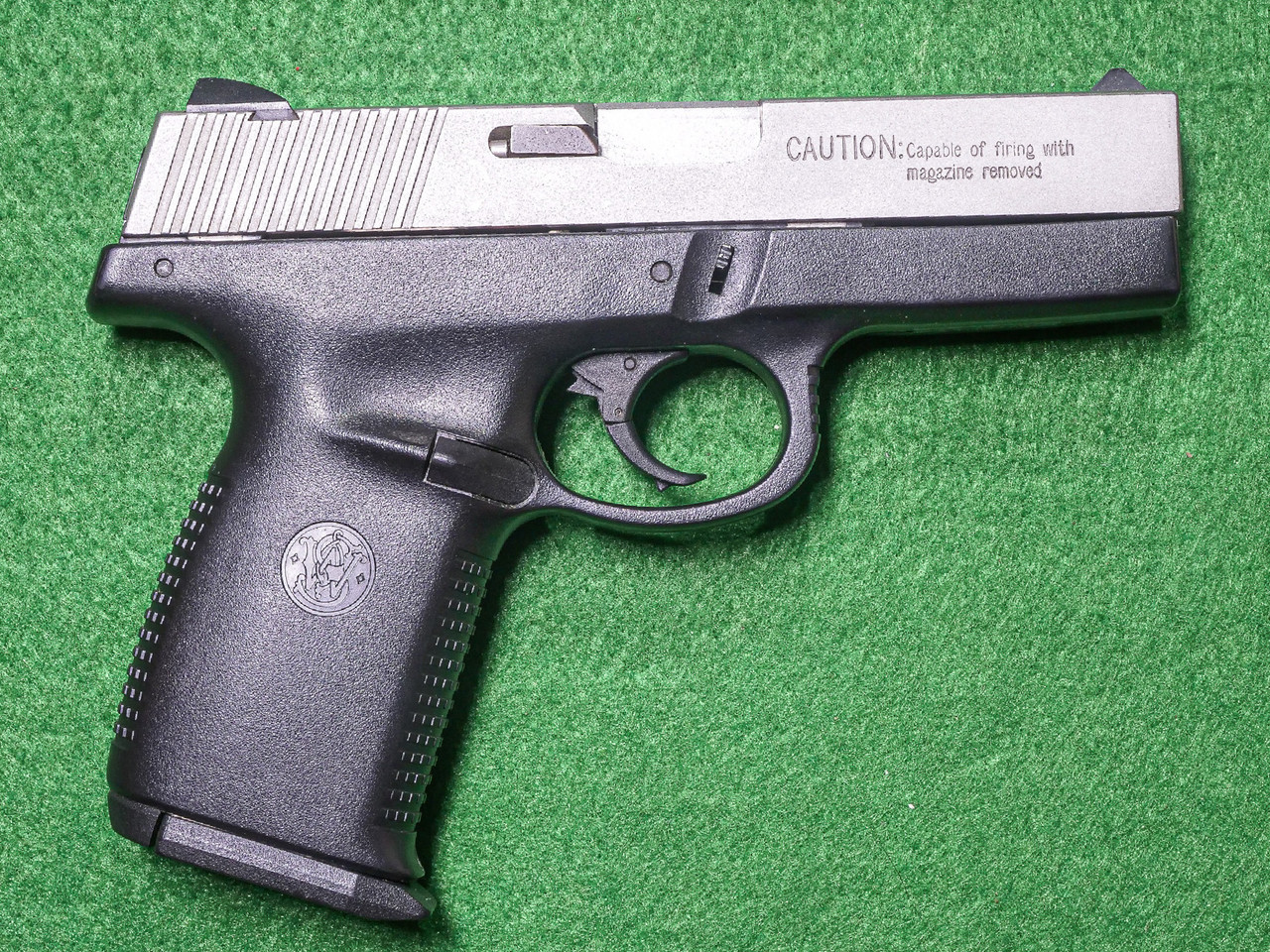 Smith & Wesson - Model SW40V, .40 S&W. 4