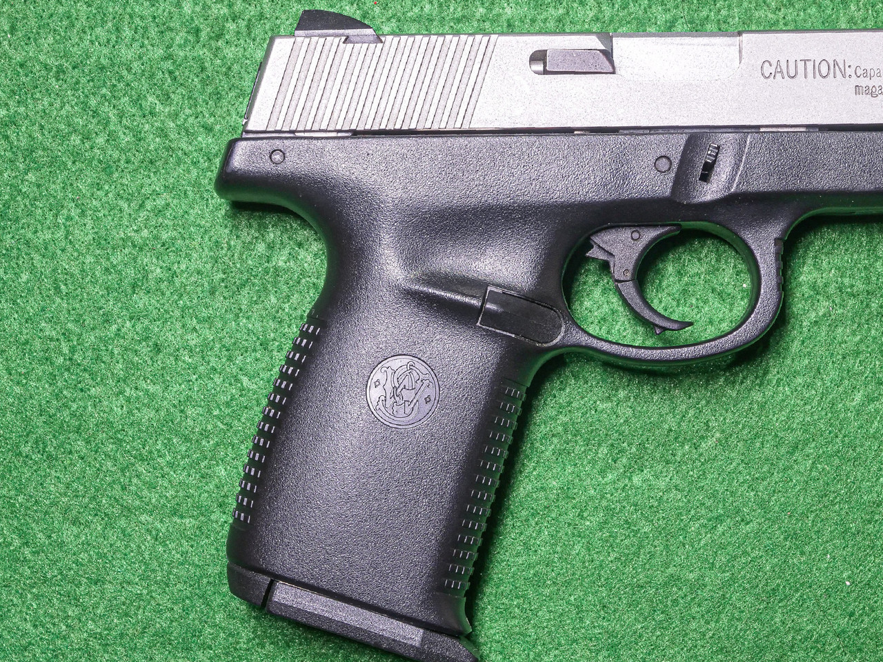 Smith & Wesson - Model SW40V, .40 S&W. 4