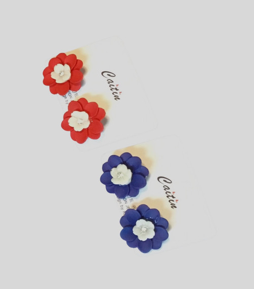 Stud flower earrings.