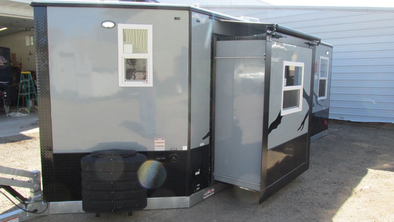 2027 Ice Castle 21 Predator Inn Slide Out RV SF