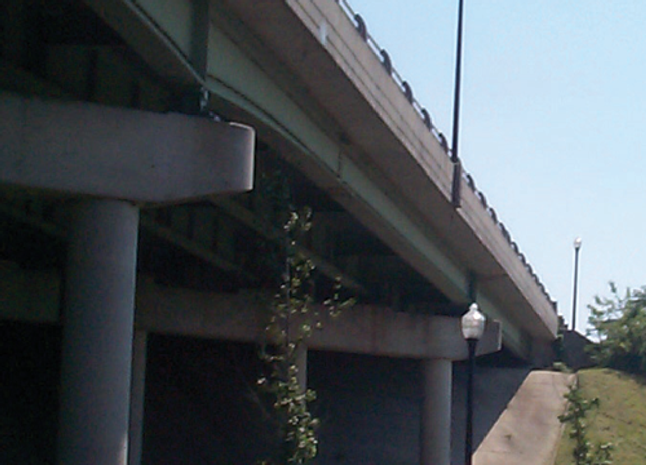 Sistemas de soporte de conductos bajo el puente Condux