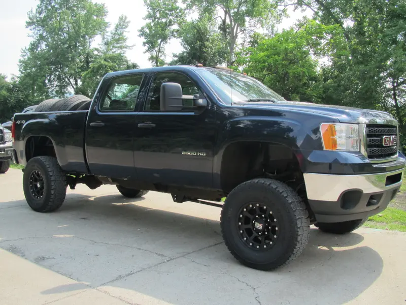2011 Sierra 2500HD, 7.5 inch Rough Country, 37x12.50R17 on 17x9 XD Strike