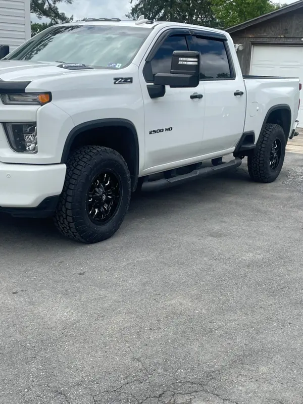 2021 Silverado 2500HD Z71, no lift, 285/70R18 on 18x9 Fuel Sledge