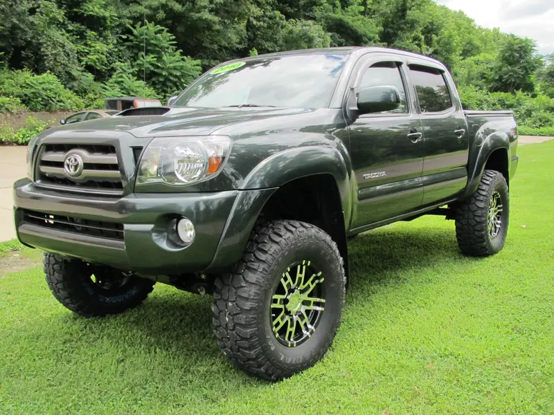 2010 Tacoma, 6 inch Rough Country, 35x12.50R17 on 17x8 Helo 835
