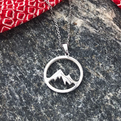 Round silver mountain necklace – Stamppjewelry