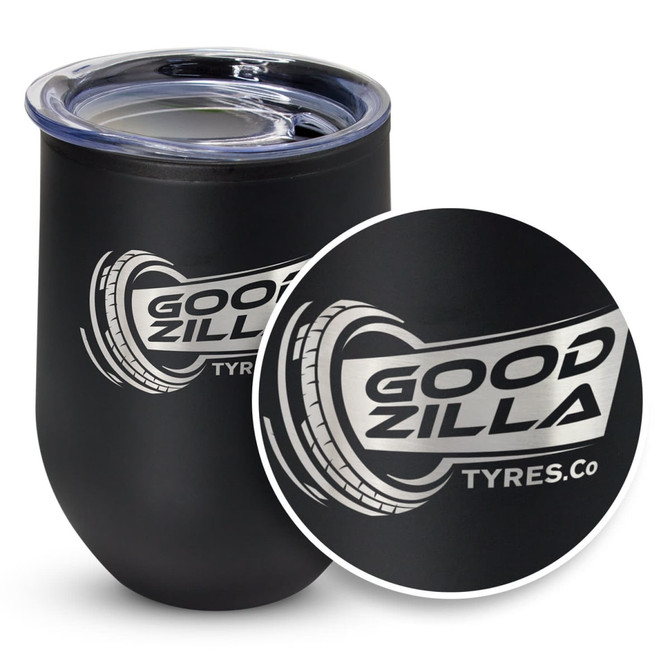 A drink bottle in matte black with a lid, featuring a circular logo on the side.