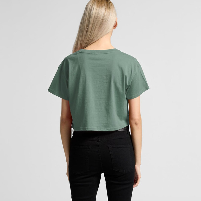 A cropped green T-shirt with short sleeves, viewed from the back, accompanied by black jeans. Features a logo.