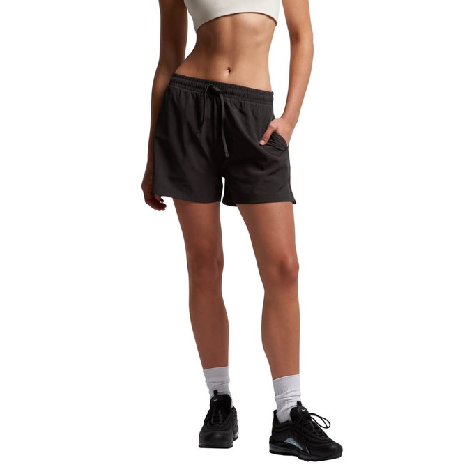 Active shorts in dark grey, featuring an elastic waistband and side pockets, worn by a model.