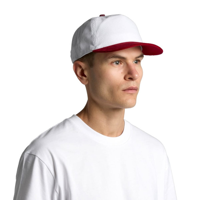 A two-tone cap featuring a white body and a burgundy brim, worn by a model in a plain white t-shirt.