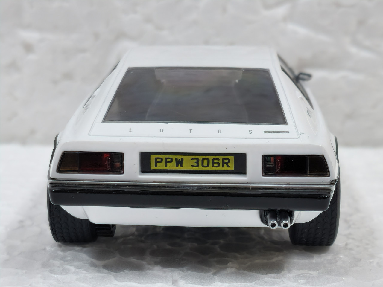 Scalextric C4229 James Bond Lotus Esprit S1 – The Spy Who Loved Me – 1/32 Slot Car – NIB