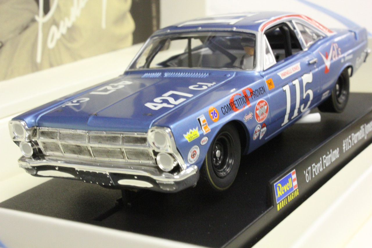 4831 Revell/Monogram 1967 Ford NASCAR Parnelli Jones 1:32 Slot Car
