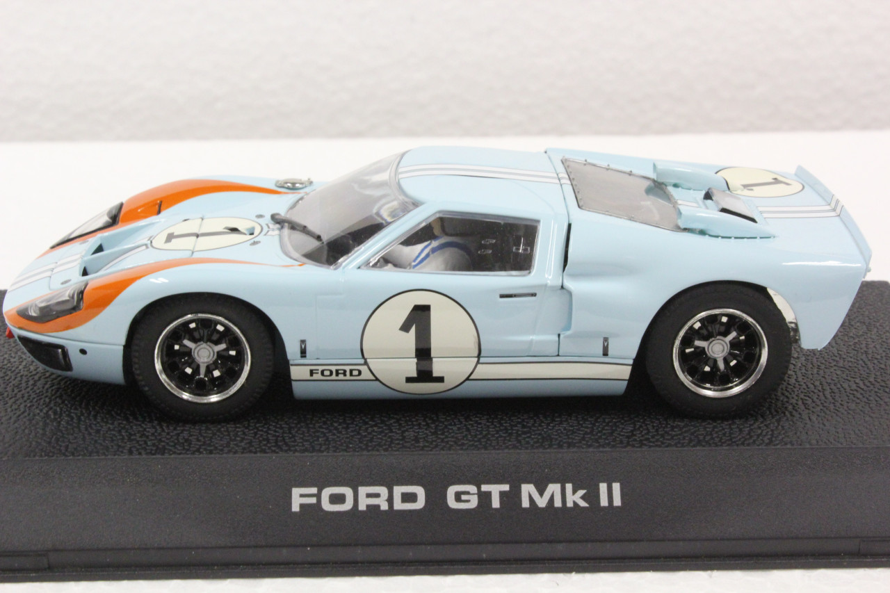 C2464 Scalextric Ford GT MKII Le Mans 1966 Gulf, #1 1:32 Slot Car