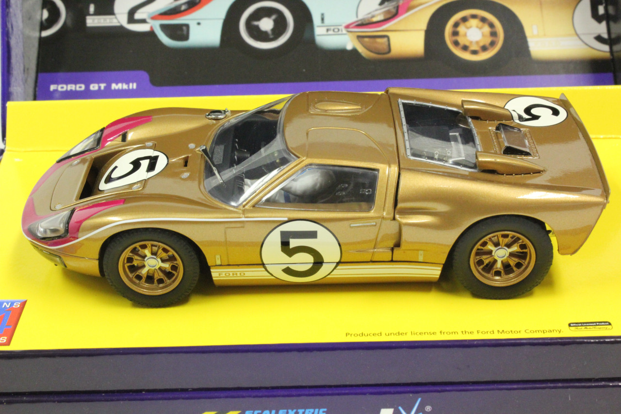 C2465A Scalextric Sport Ford GT MKII Le Mans 1966 Gold, #5 1:32